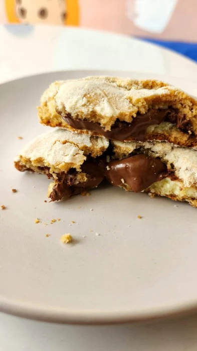 Cookie Ninho com Nutella da Casinha 52 partido ao meio, mostrando o recheio cremoso